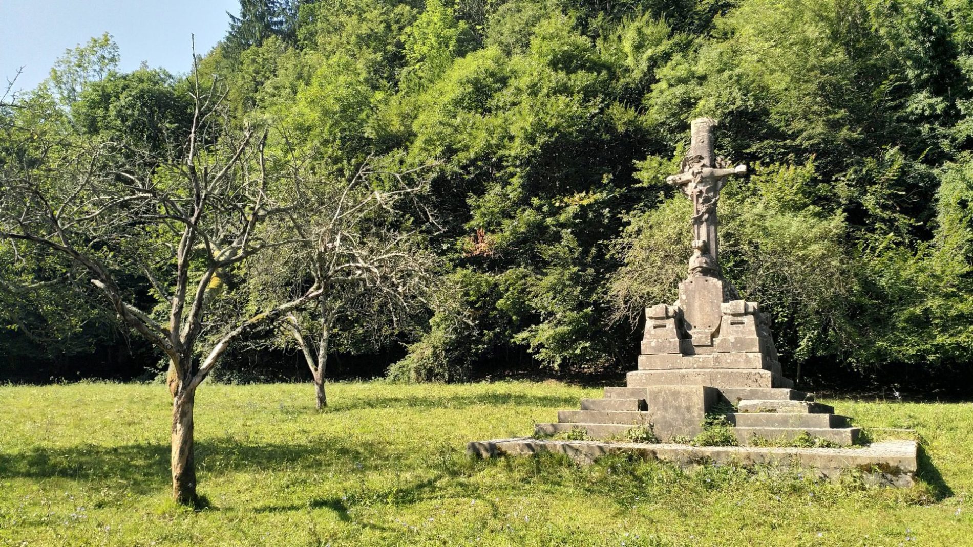 Spomenik-na-nekdanjem-pokopaliscu-Avce